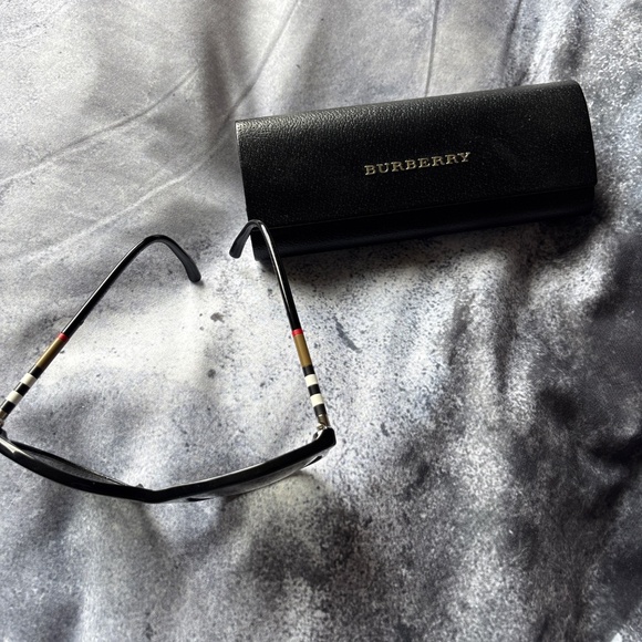 Burberry Polarized Sunglasses – Authentic with Case - Picture 2 of 4